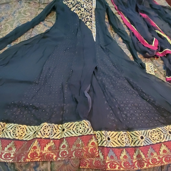 Pakistani/ Indian Black Party Dress-preowned (Medium) - Picture 9 of 12